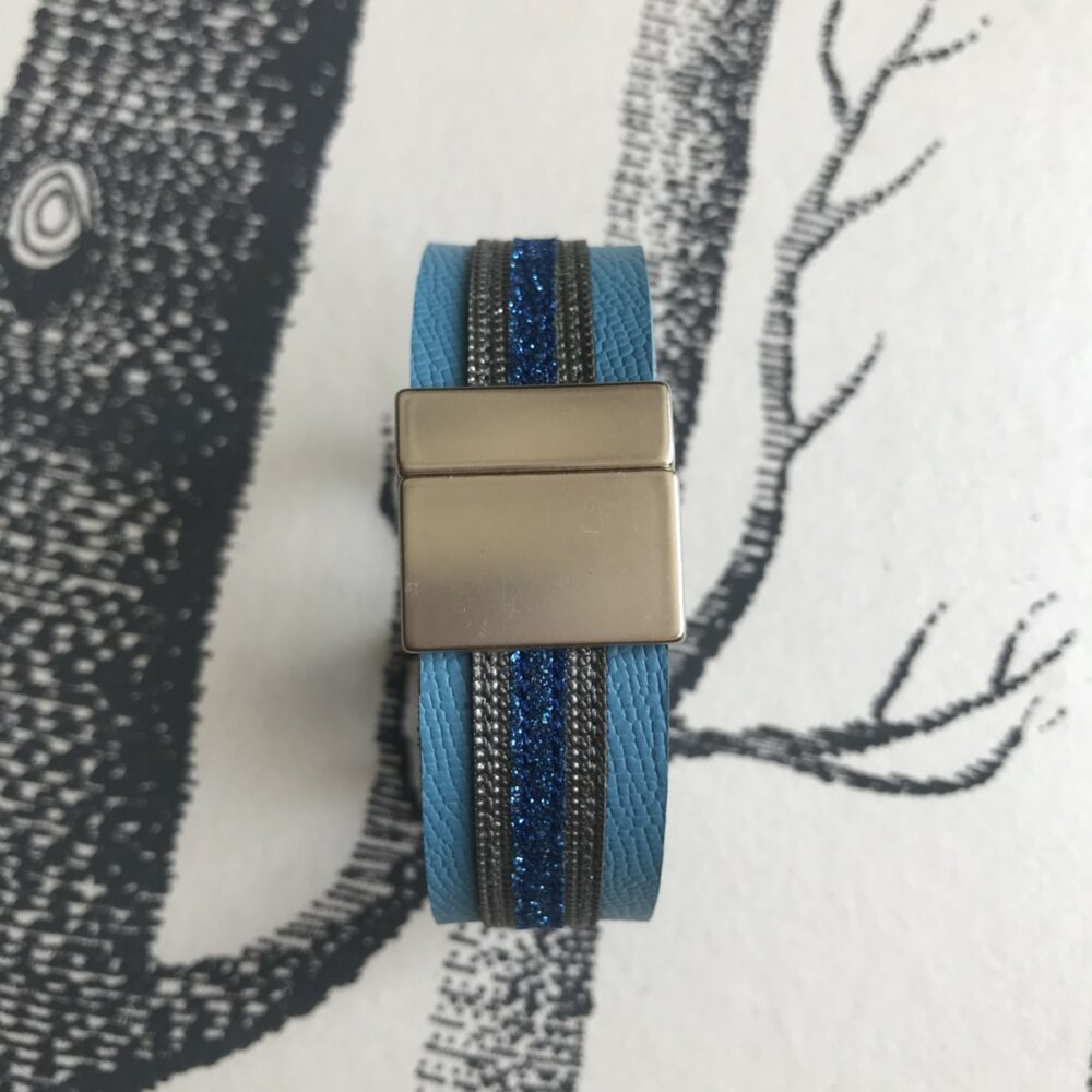 bracelet cuir grainé manchette bleu ciel paillettes grises bleu vif
