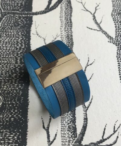 bracelet cuir grainé manchette large bleu ciel paillettes grises bleu vif