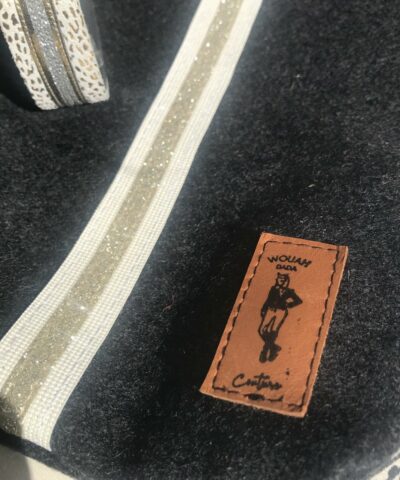 trousse feutre de laine etiquette cuir