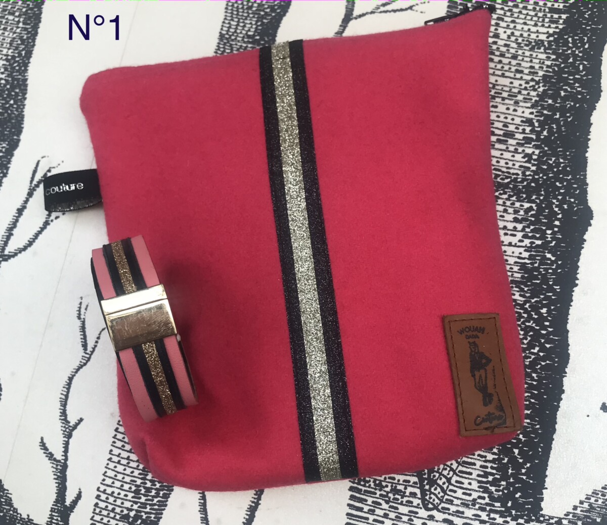 trousse feutre de laine galon paillettes noires fushia bracelet cuir rose