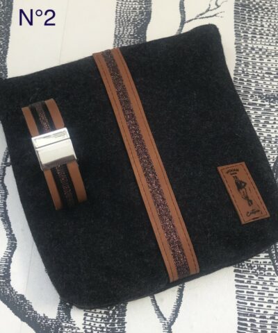 trousse feutre de laine galon cuir havane bracelet cuir marron