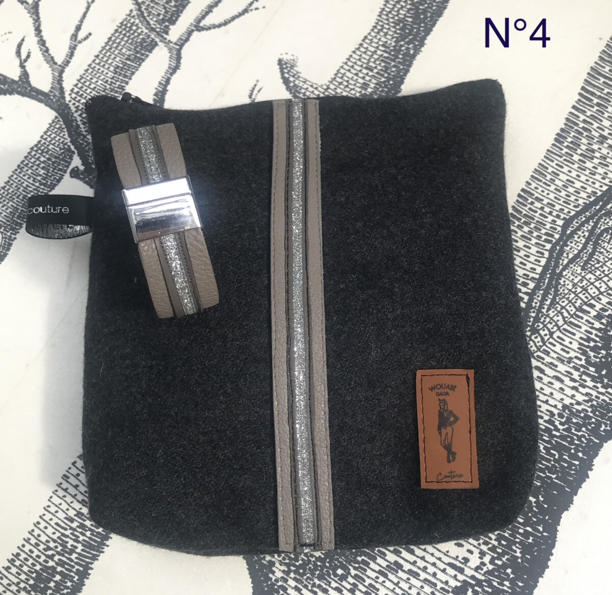 trousse feutre de laine galon cuir taupe bracelet cuir gris