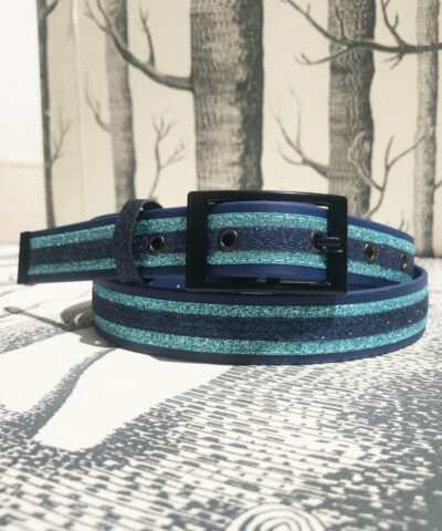 ceinture biothane bleu fonce a paillettes bleu givre bleu nuit roulée