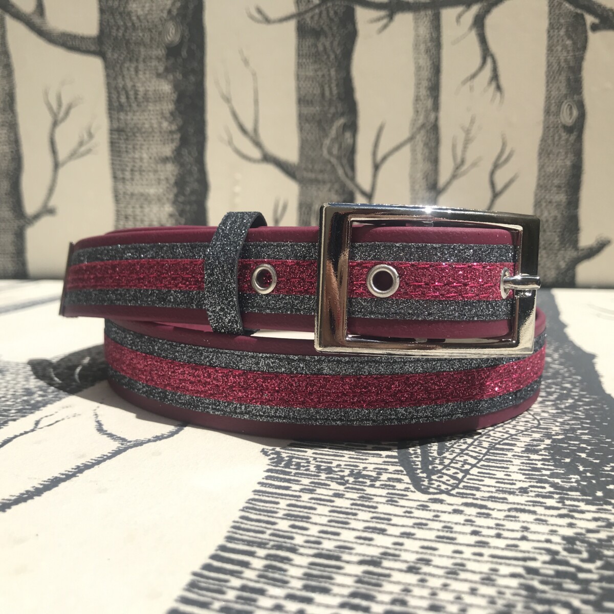 ceinture biothane bordeaux a paillettes grises framboise