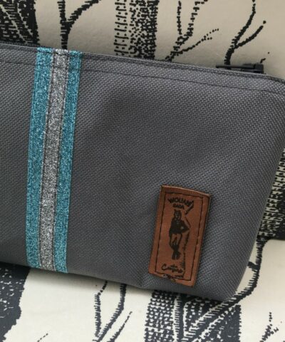 pochette de ceinture pour téléphone équitation grise paillettes bleu givré gris détail