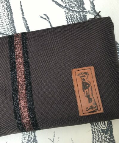 pochette de ceinture pour téléphone équitation marron paillettes noires chocolat détail