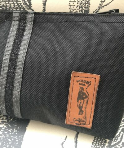 pochette de ceinture pour téléphone équitation noire similicuir gris swaro paillettes noires détail